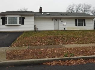 21 Tamarack Ln, Levittown, PA 19054