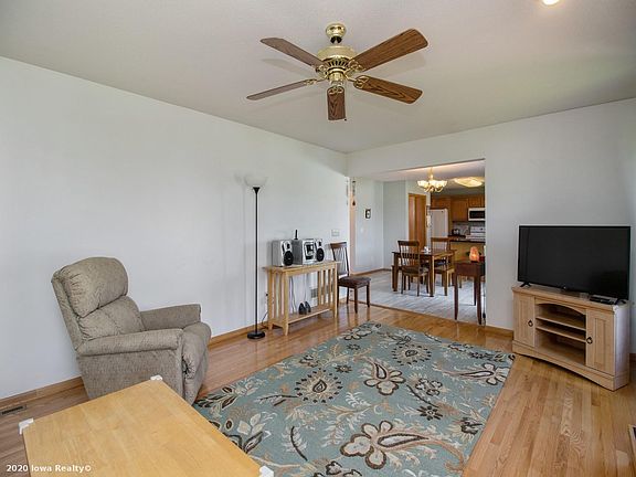 4th image of 1025 SE Rosewood Dr