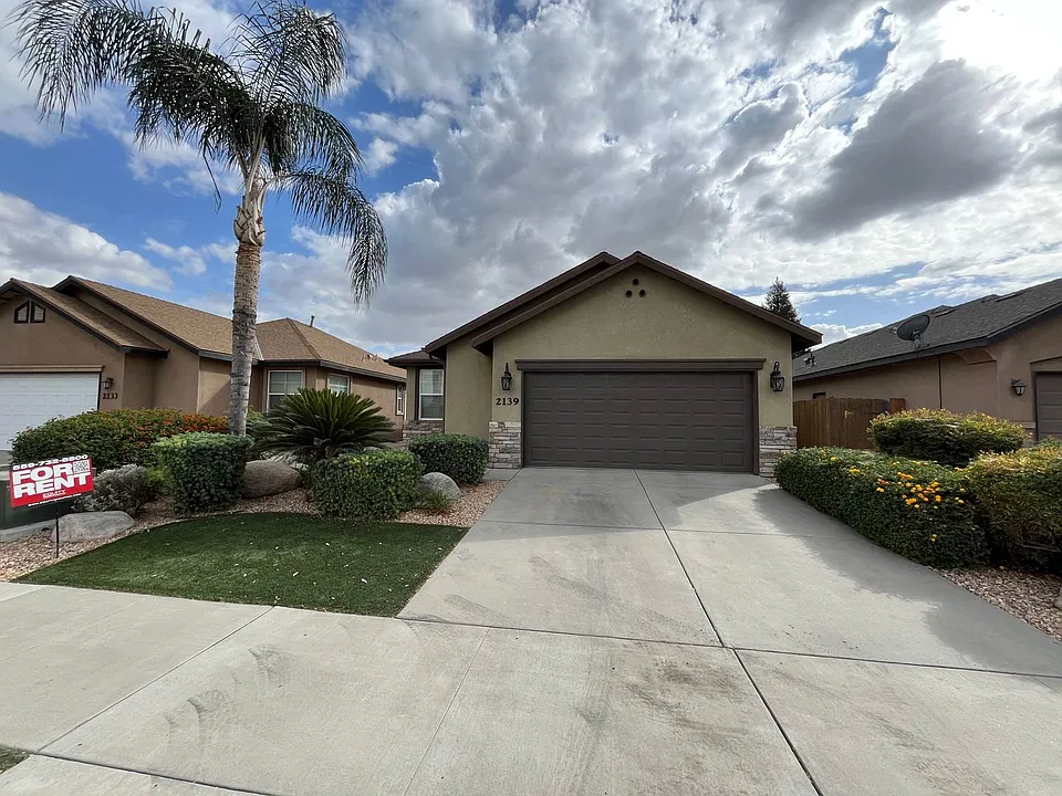 2139 W Clare Ave