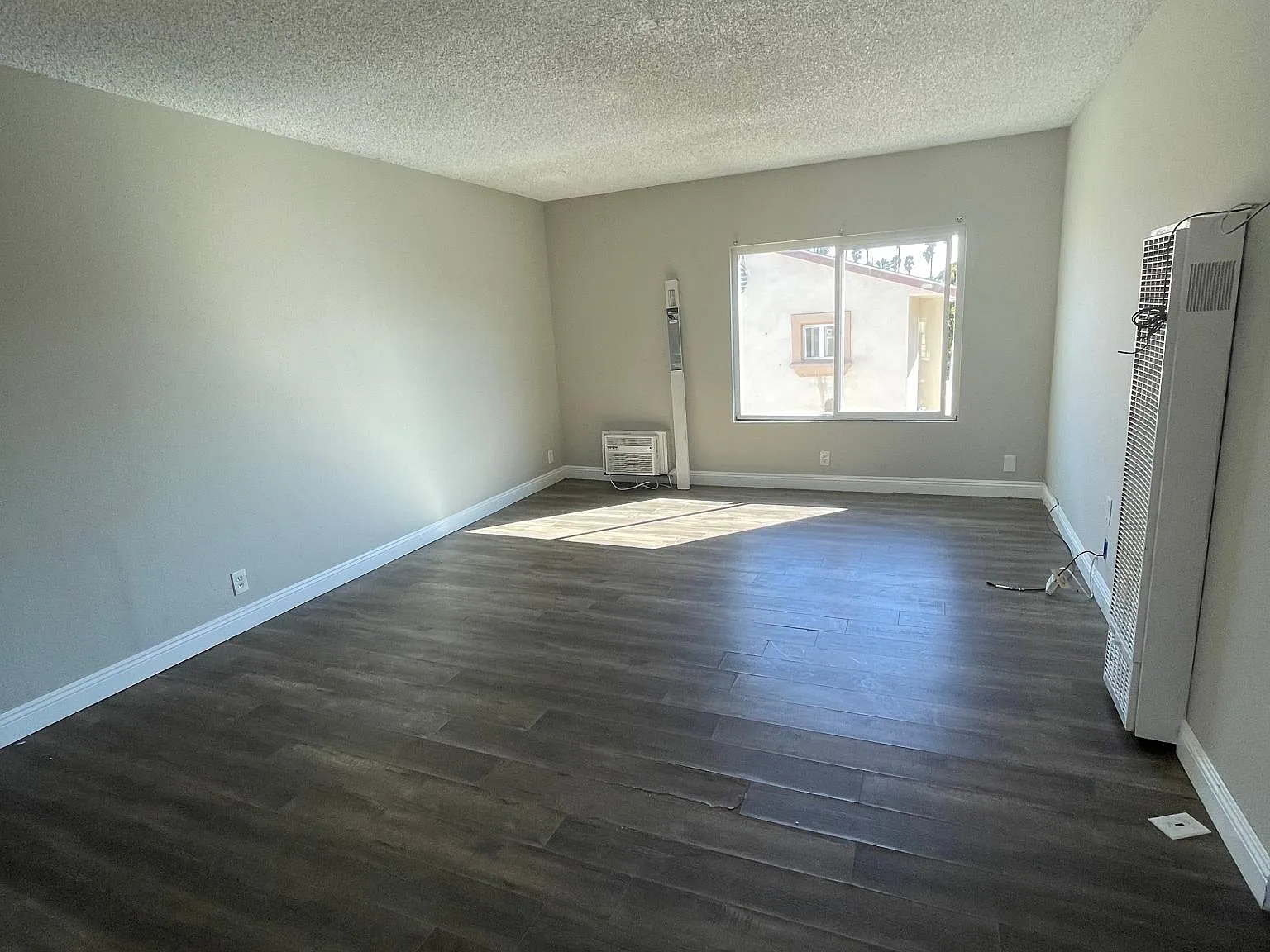 1560 E Date St — Photo 3