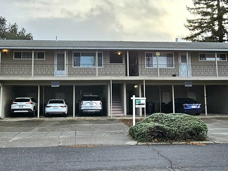 1425 Snow St — Photo 3