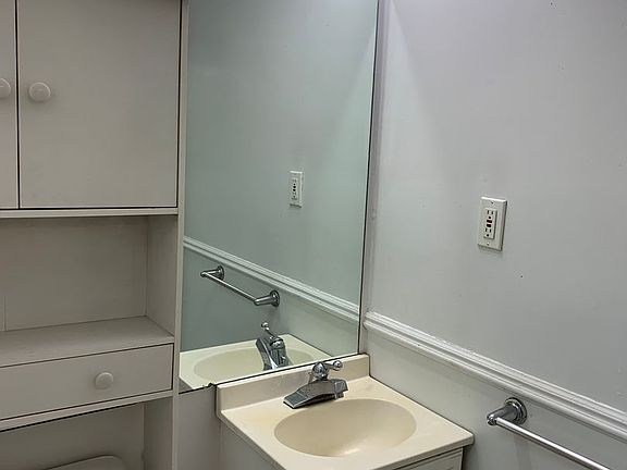 5th image of 301 N Washington Ave #1