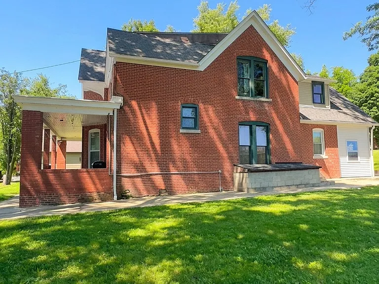 209 N Van Buren St #B — Photo 2