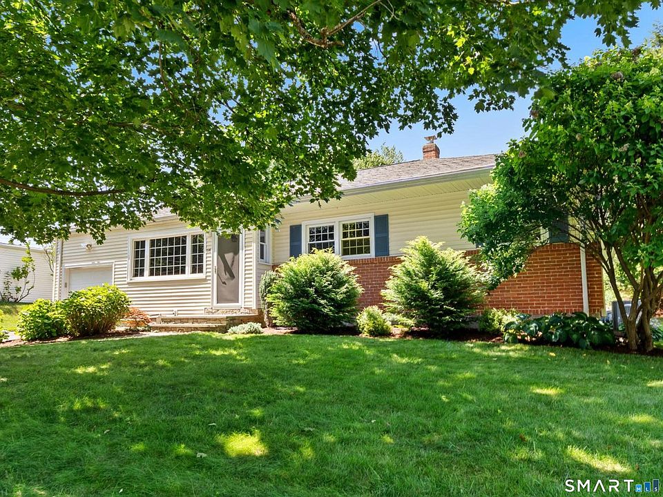1st image of 16 East Maxwell Drive