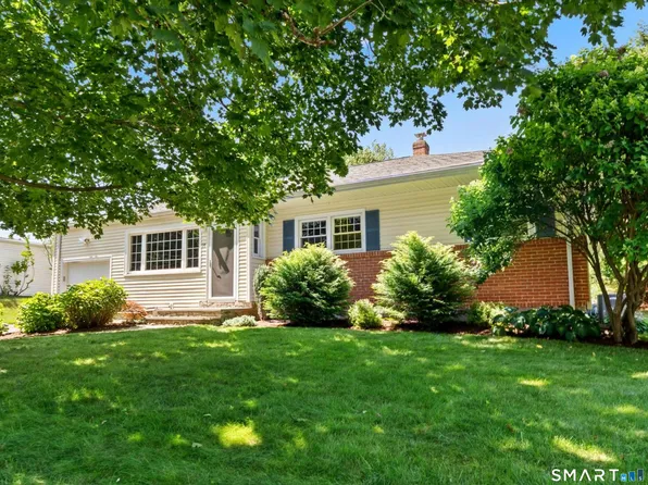 16 E Maxwell Dr, West Hartford, CT 06107
