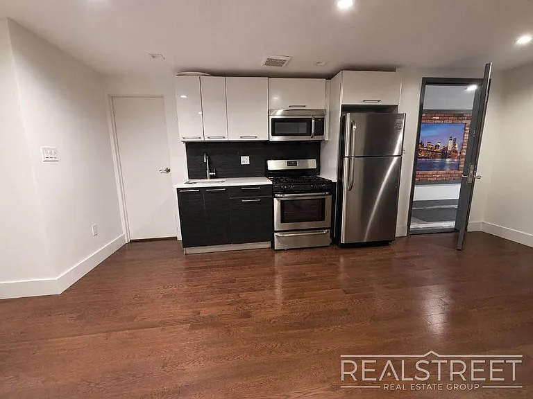 138 Cornelia St #1 — Photo 3