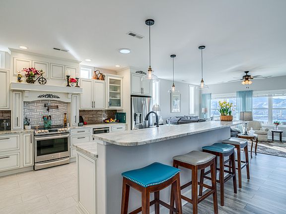 4th image of 2655 Catalina Ave