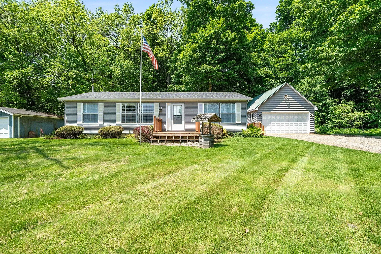 61738 Lake View Dr photo 1