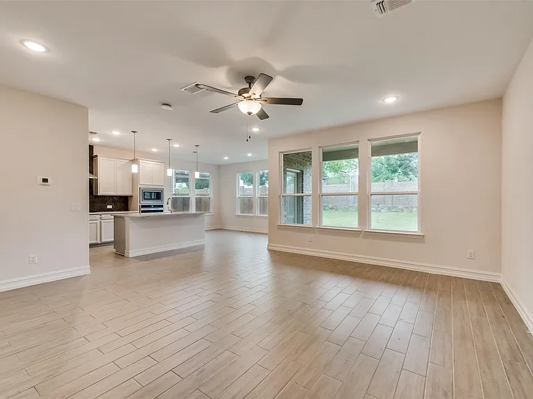 714 Creekwater Ln — Photo 3