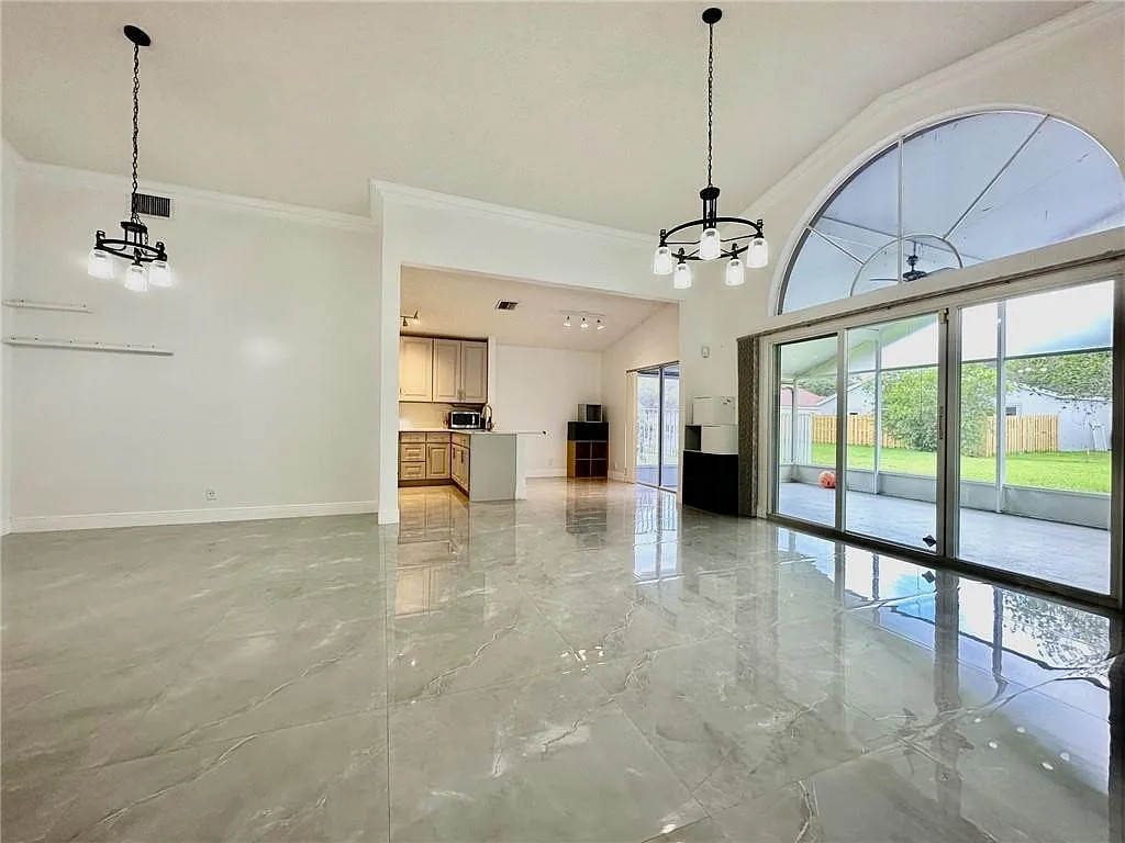 3 bed, 2.0 bath, 1432 sqft, $4,300 — Photo 4
