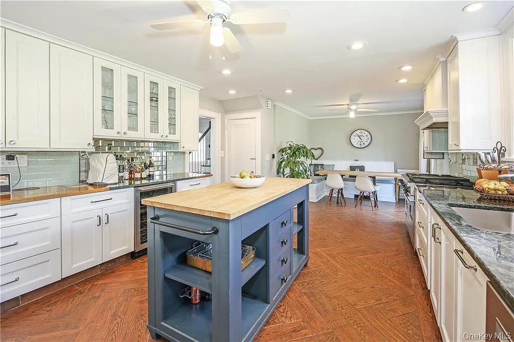 4 bed, 2.5 bath, 2949 sqft, $9,000 — Photo 2