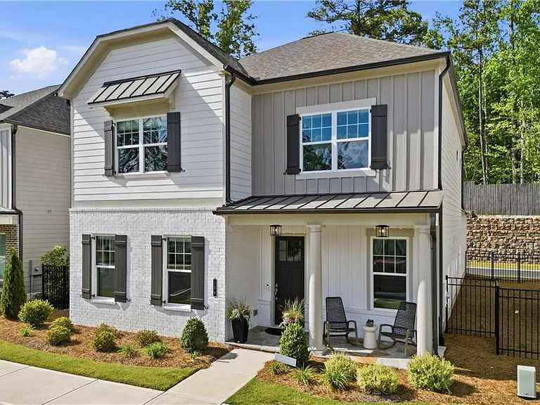 158 Kingwood Dr — Photo 1