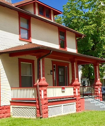 3rd image of 202 Oakwood Pl
