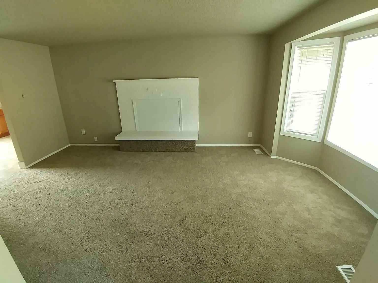 2 bed, 856 sqft, $1,800 — Photo 3