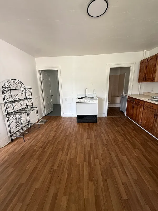2 bed, 1.0 bath, 900 sqft, $1,050 — Photo 2