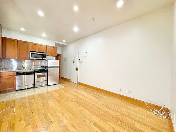 3rd image of 324 E 52nd St APT 2B