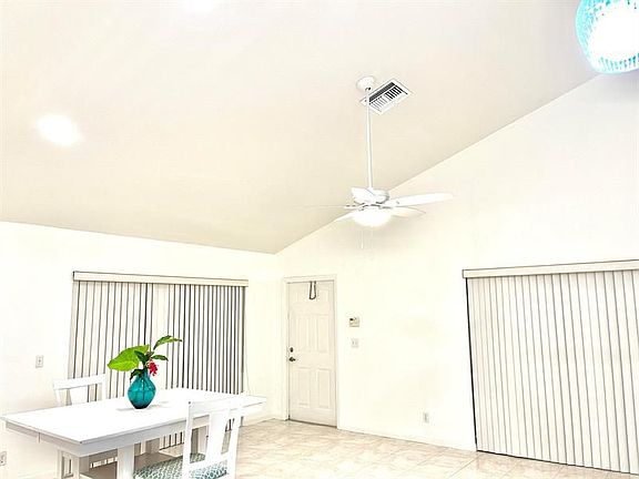 5th image of 225 Royal Ct #B