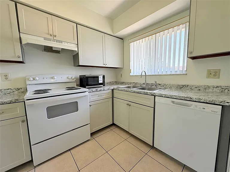 10122 Mason Dixon Cir — Photo 9