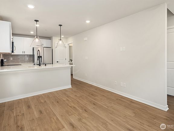 4th image of 2543 160th Street NE
