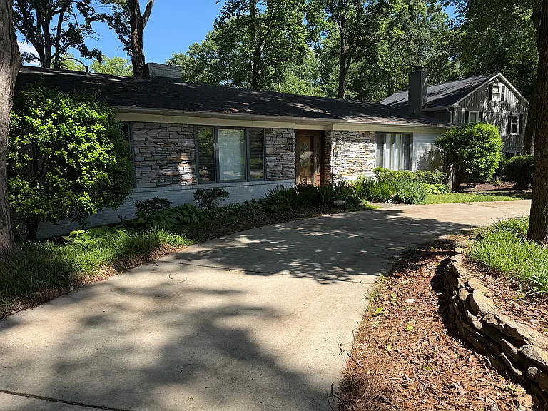 704 Sussex Ct — Photo 20