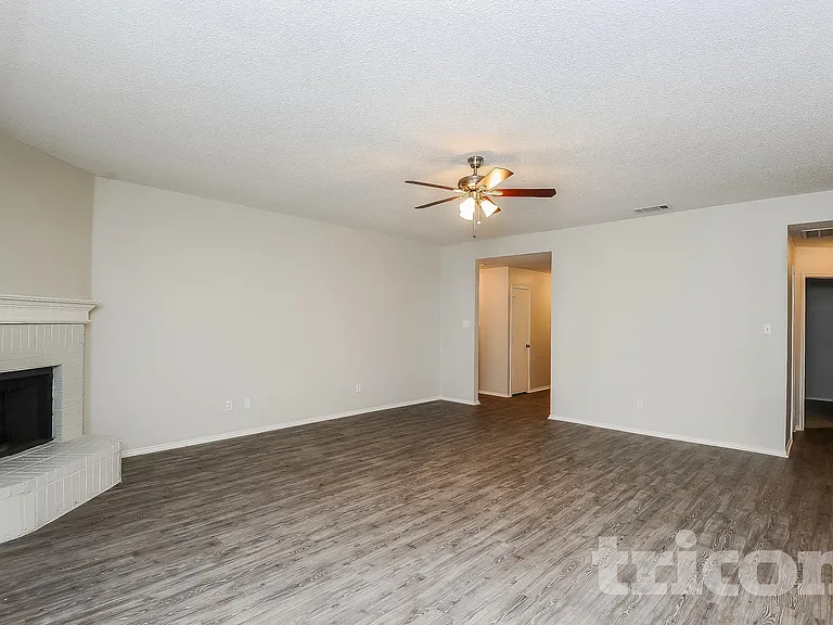 516 Cambridge Dr — Photo 3