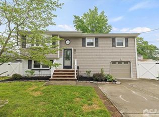 28 Sharon Ct, Colonia, NJ 07067