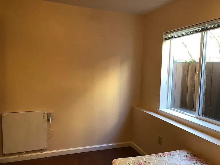 Bedroom #4: Twin Bed. Large Closet with Mirror.
