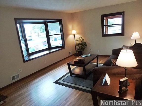 4th image of 565 Willow Ln