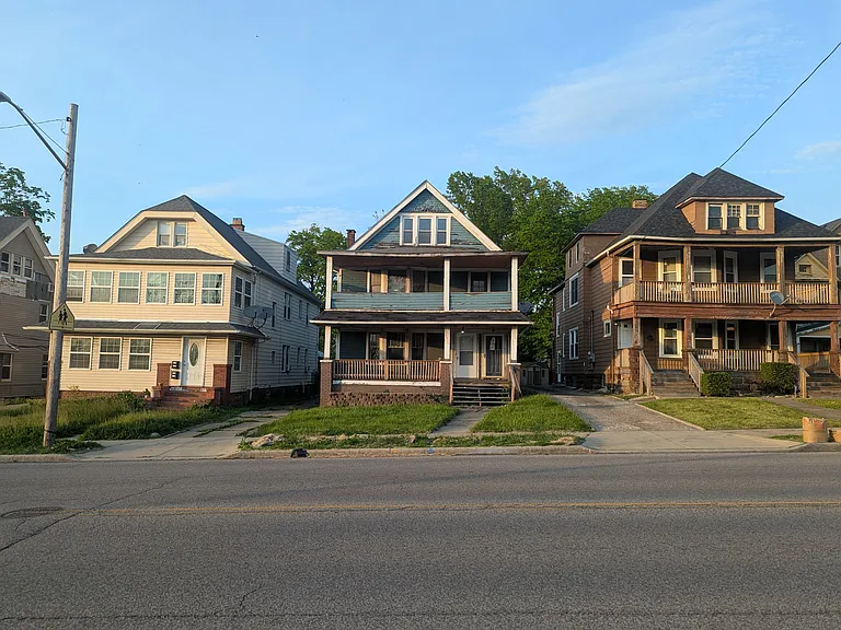 1863 Noble Rd #1 — Photo 1
