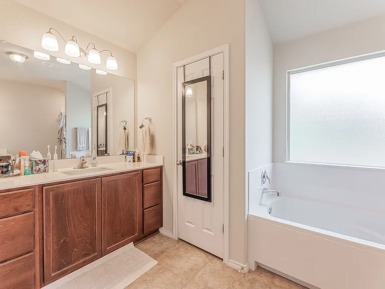 207 Christopher Dr — Photo 2