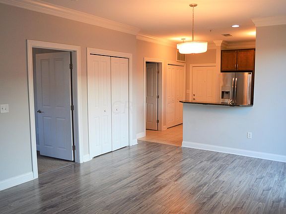 4th image of 961 Ingleside Ave