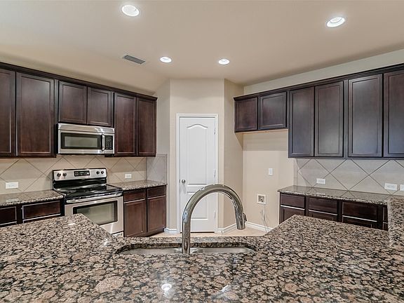5th image of 1426 Castle Creek Dr