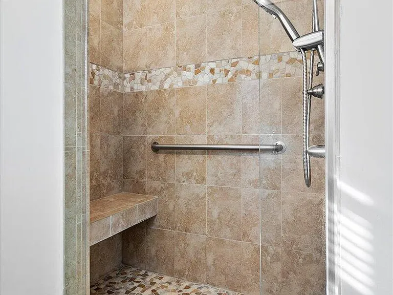 2412 N Lakeside Dr — Photo 13