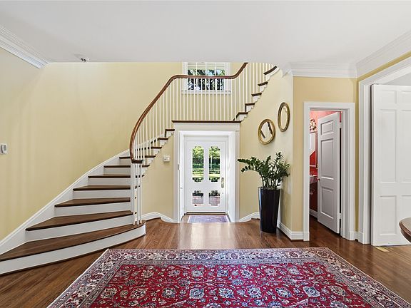 5th image of 2033 Claremont Ln