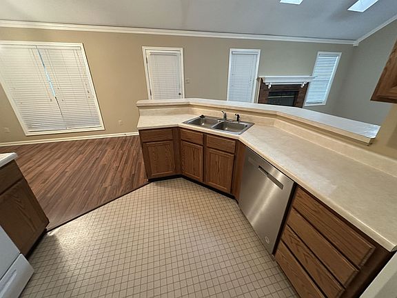 4th image of 814 Cairn Creek Dr
