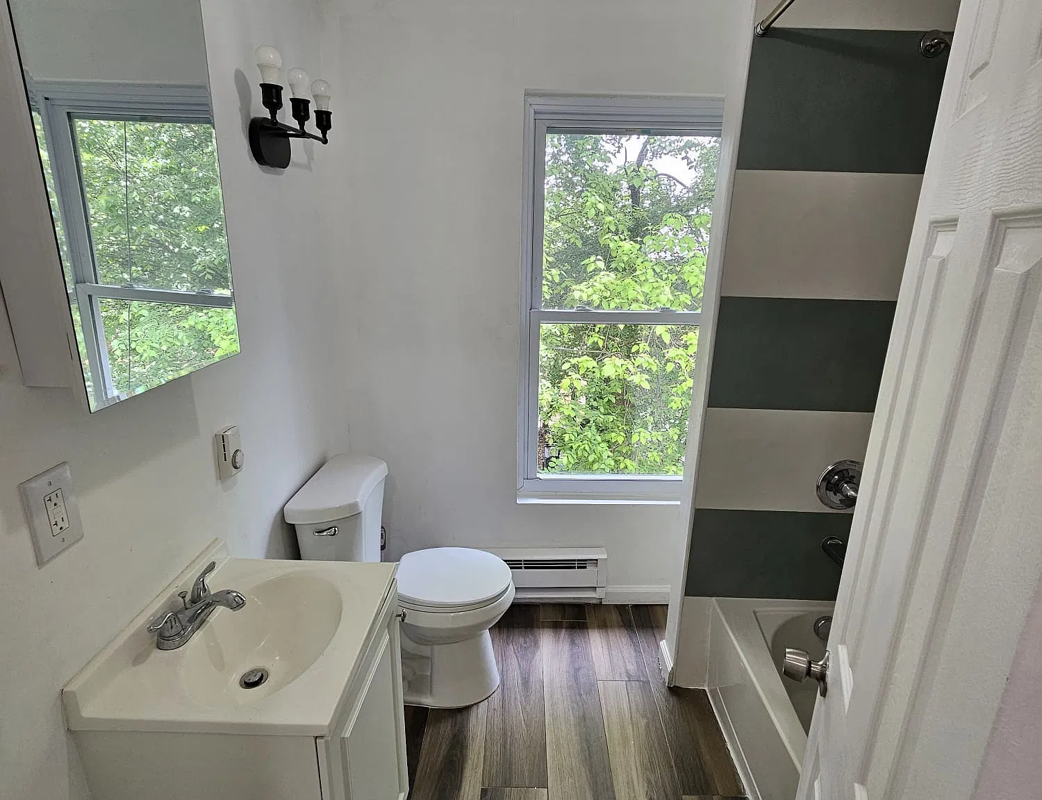 3 bed, 2102 sqft, $2,100 — Photo 2