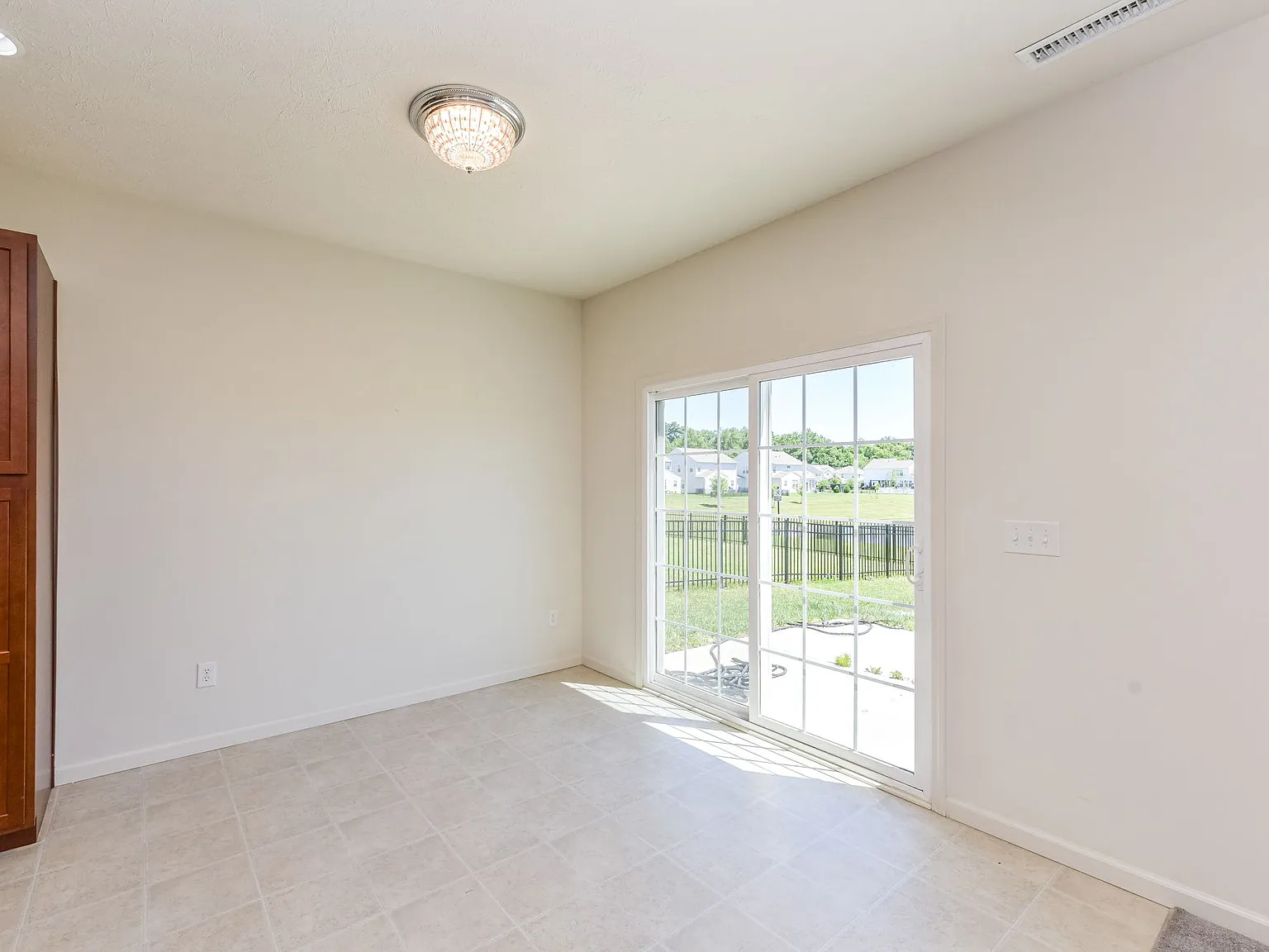 4 bed, 2400 sqft, $2,495 — Photo 4