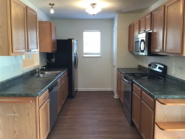 323 Aberdeen Cir — Photo 3