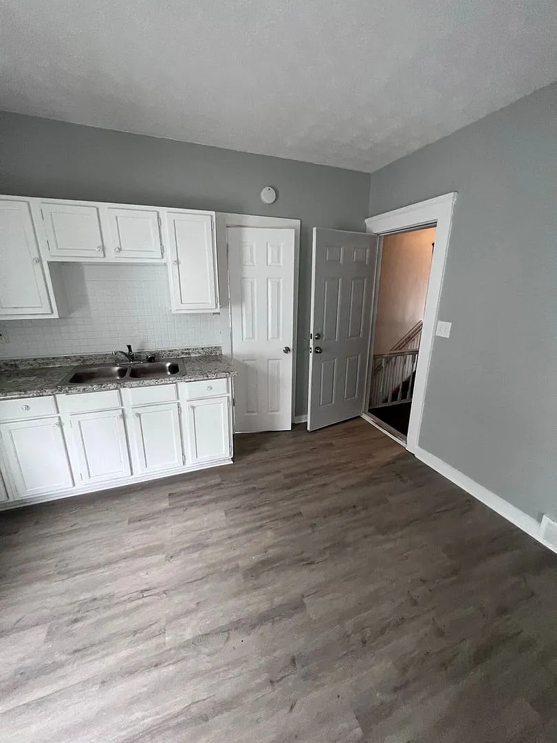 Building Photo - E. 59th St 3718