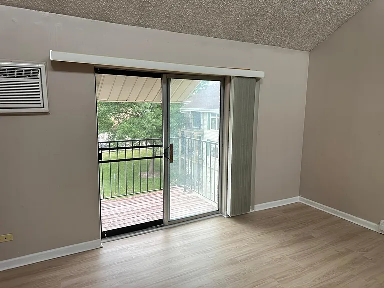 565 W Lies Rd #5 — Photo 2