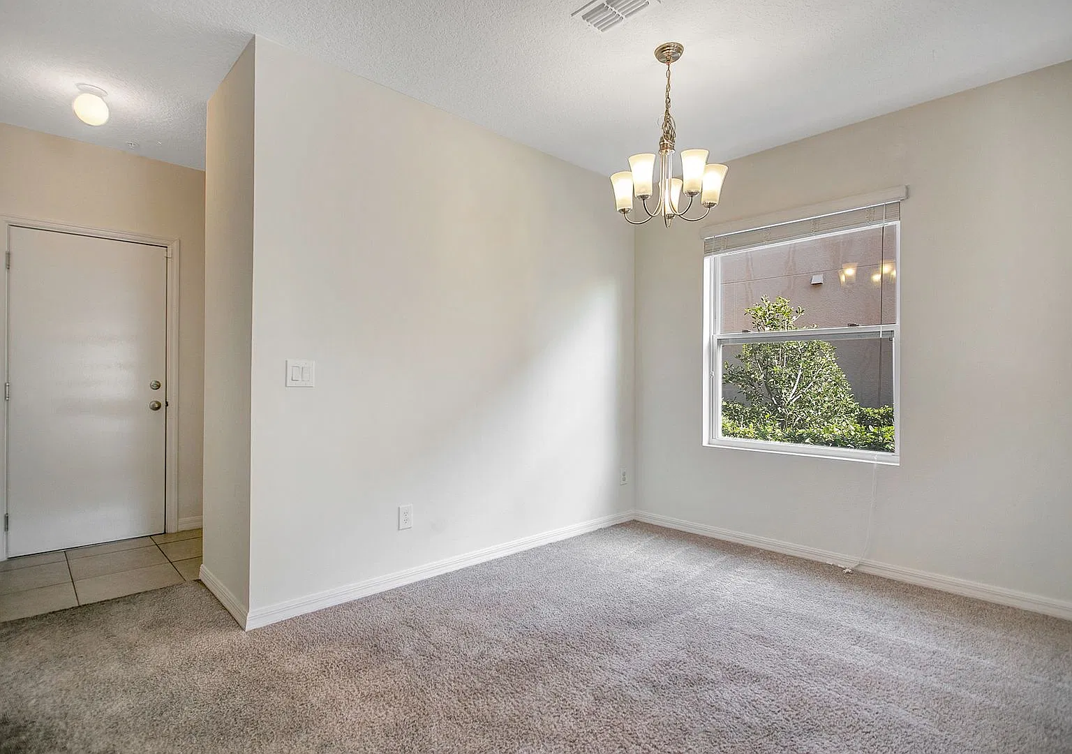 Discount Offer! Spacious 3-Bdrm Townhome With 2-Car Garage In Gated Community — Photo 2