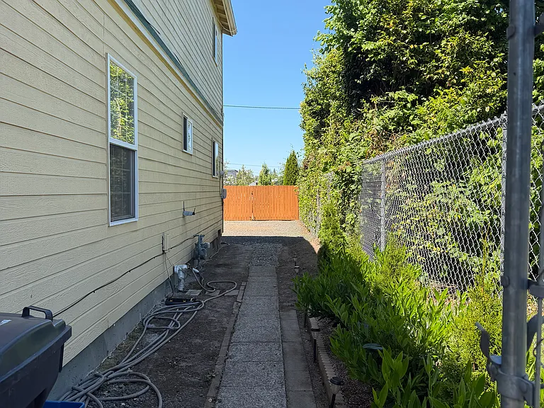 1025 10th Ave SE — Photo 4