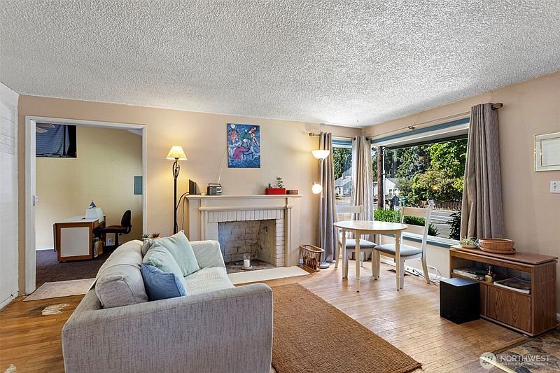 5th image of 18042 10th Avenue NE
