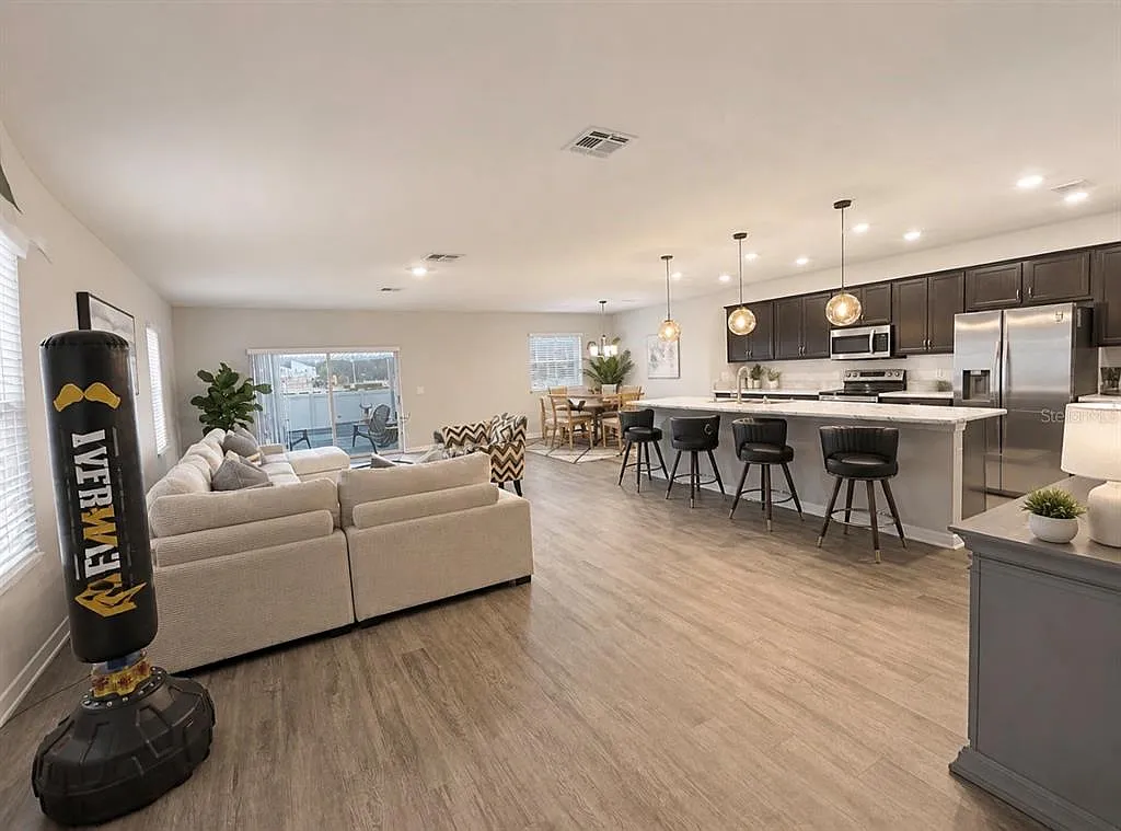 5 bed, 3.5 bath, 2832 sqft, $3,900 — Photo 2