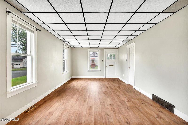 5th image of 352 Melrose Street