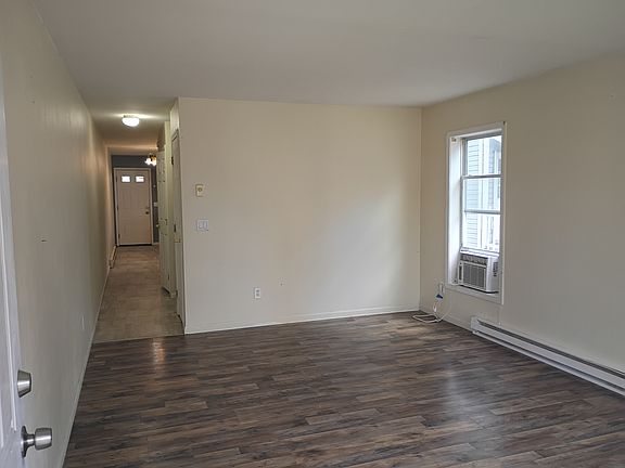 living room leading to basement / kitchen