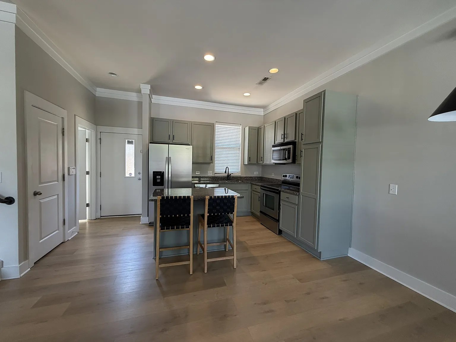 3 bed, 1766 sqft, $3,100 — Photo 2