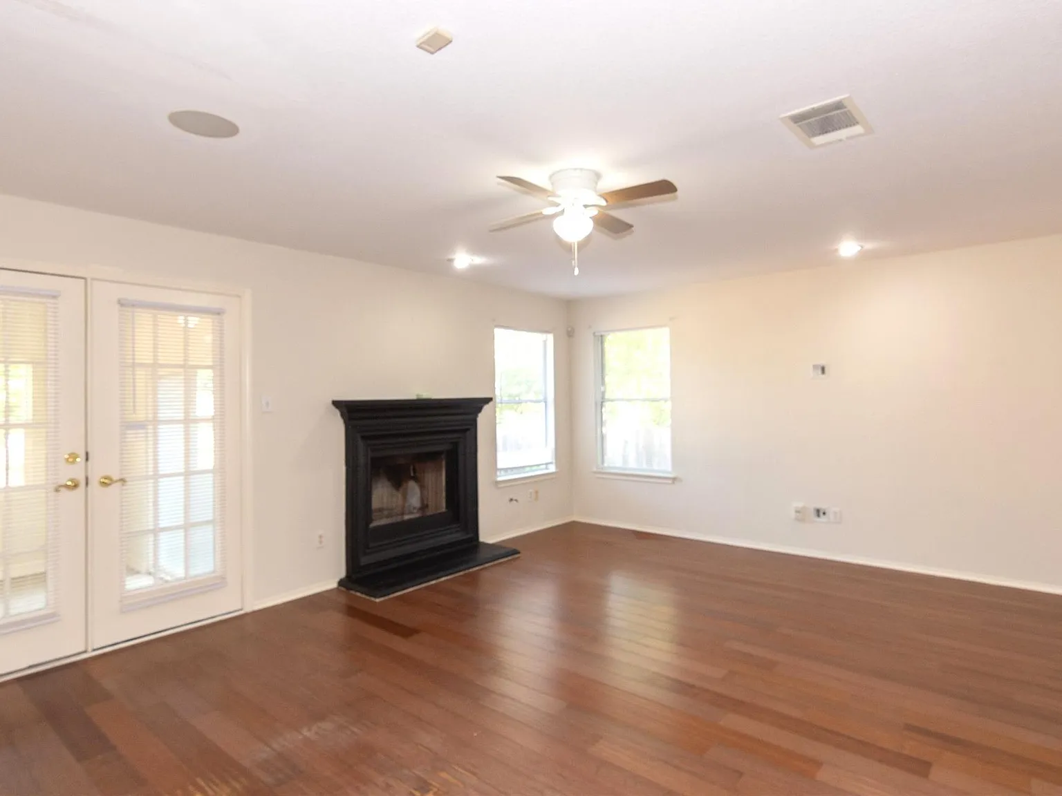 3 bed, 2.0 bath, 1660 sqft, $1,995 — Photo 4