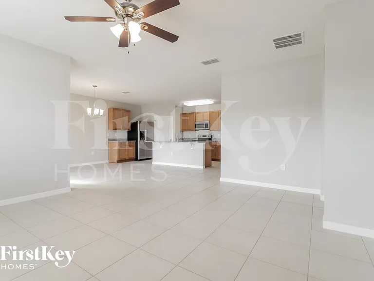 325 Aberdeen Dr — Photo 4