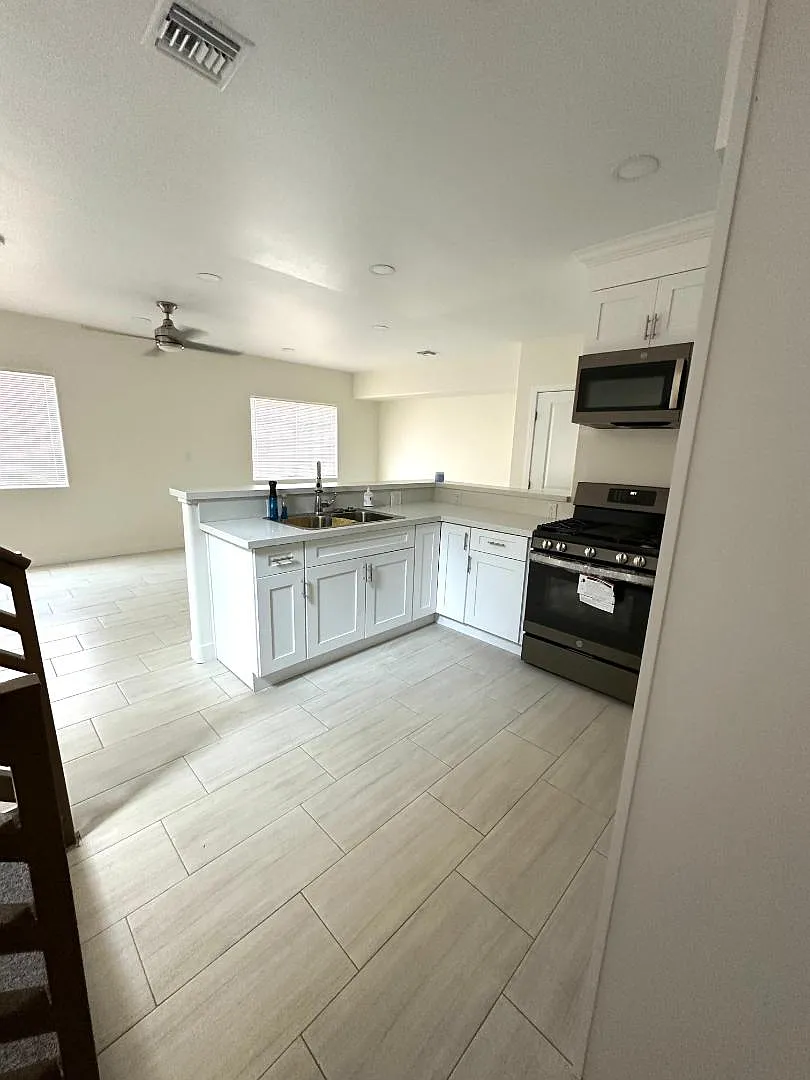 1094 Lime Ave - 1094 LIME — Photo 3